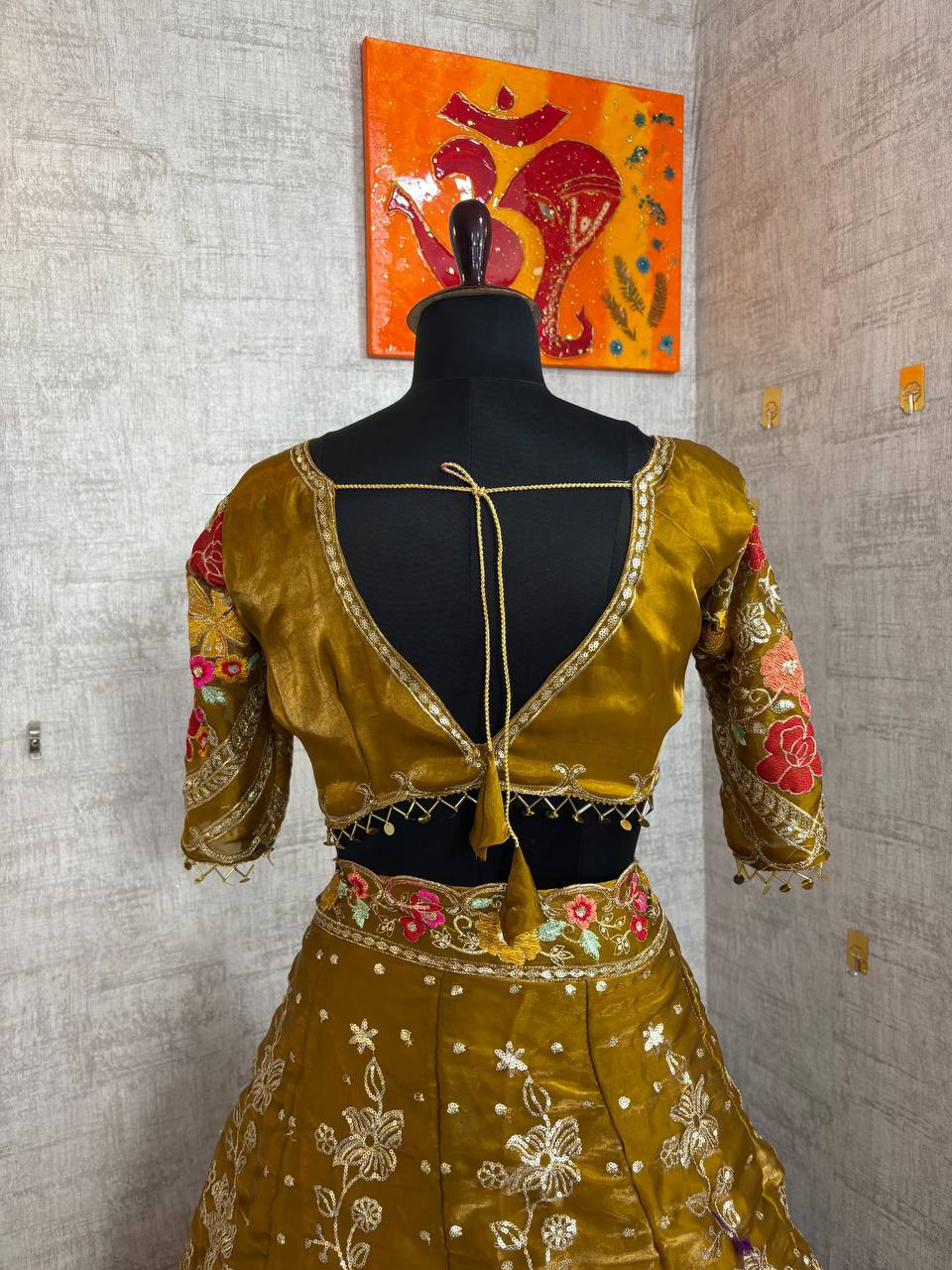 Sehen Sie umwerfend aus in diesem wunderschönen cremefarbenen Lehenga-Set