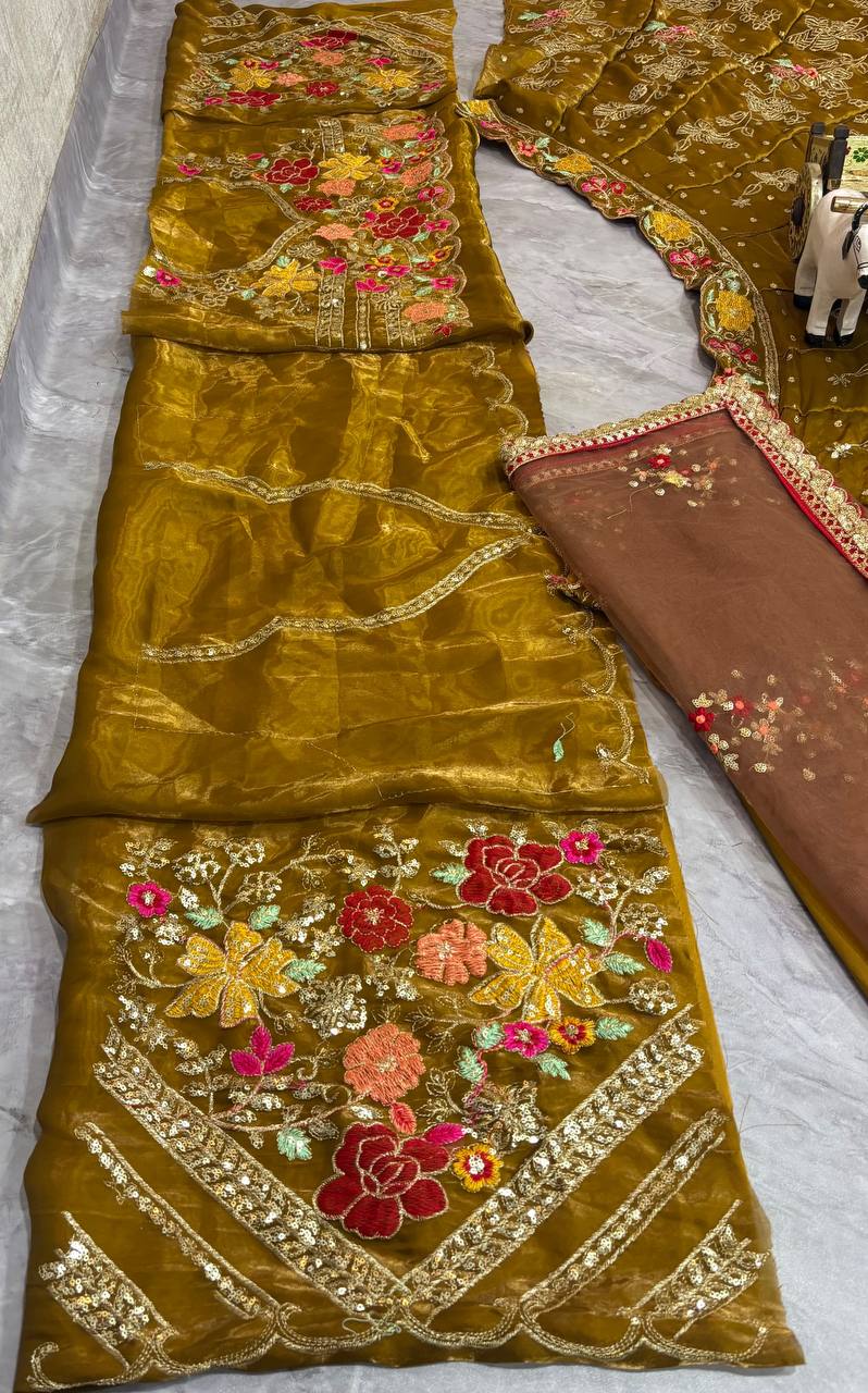 Sehen Sie umwerfend aus in diesem wunderschönen cremefarbenen Lehenga-Set