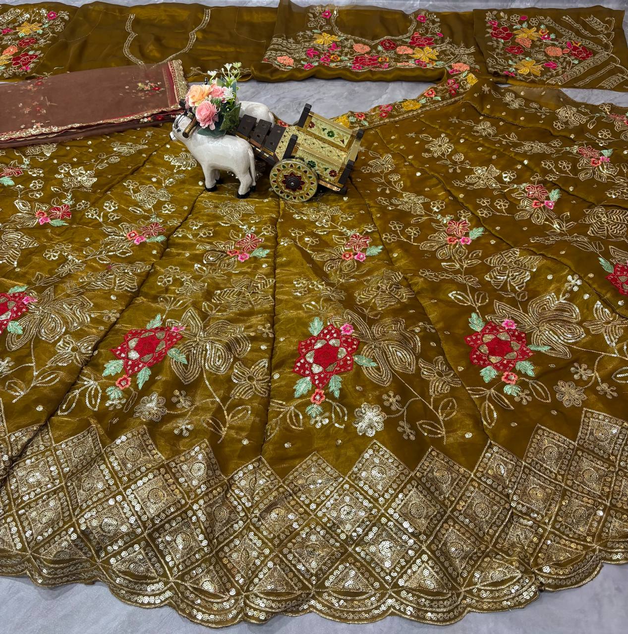 Sehen Sie umwerfend aus in diesem wunderschönen cremefarbenen Lehenga-Set