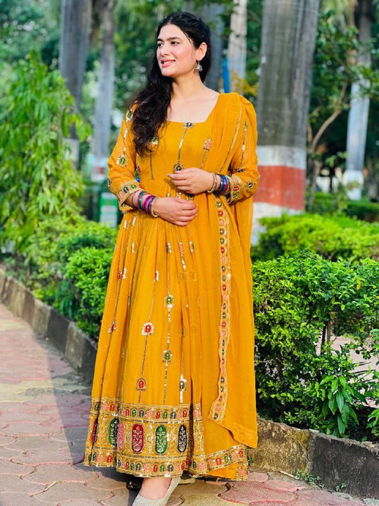 New Đěsigner Anarkali Suit In New Fancy Style