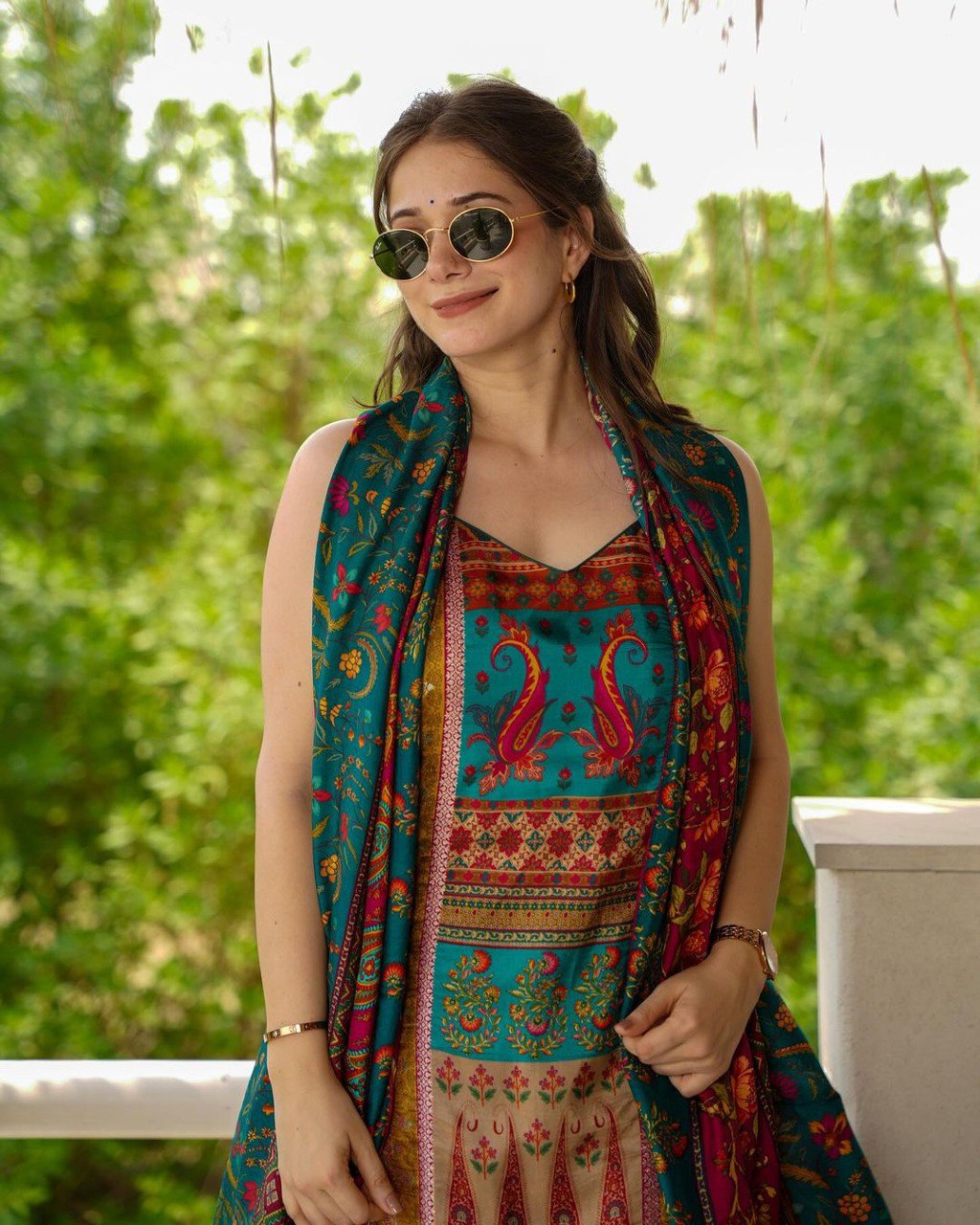 3-pair kurti Suit Set you've described seems to be a party wear