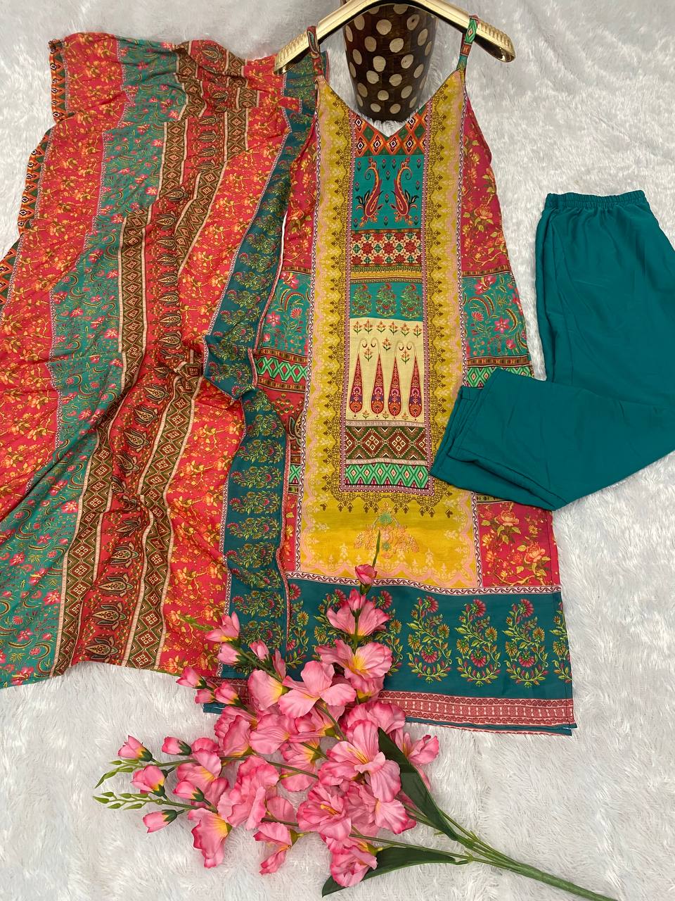 3-pair kurti Suit Set you've described seems to be a party wear