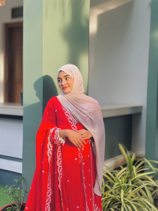 Kleid aus Georgette-Imitat mit üppiger Paillettenstickerei