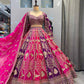 Sehen Sie umwerfend aus in diesem wunderschönen cremefarbenen Lehenga-Set