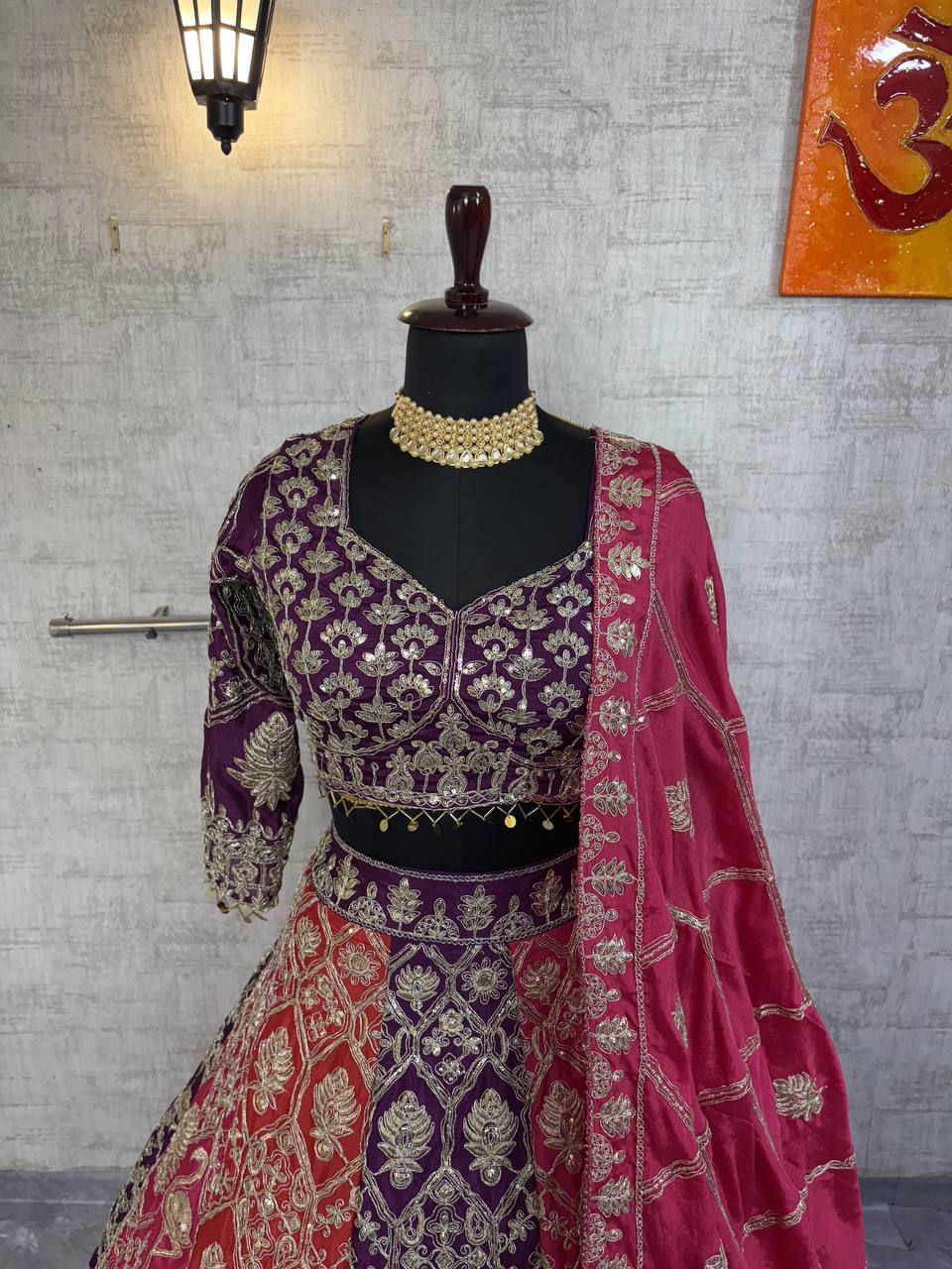 Sehen Sie umwerfend aus in diesem wunderschönen cremefarbenen Lehenga-Set