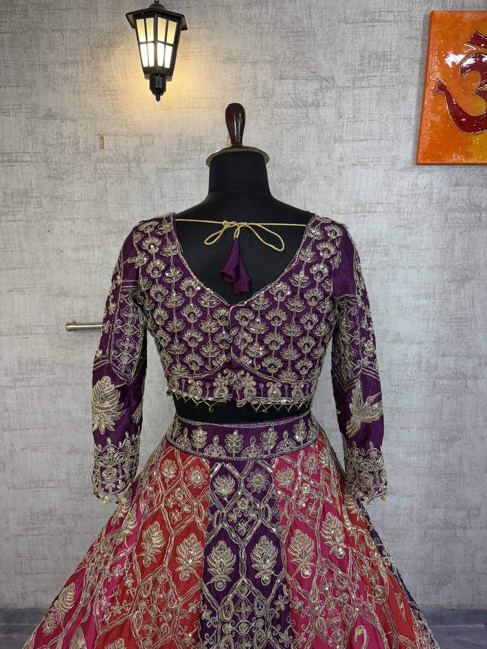 Sehen Sie umwerfend aus in diesem wunderschönen cremefarbenen Lehenga-Set