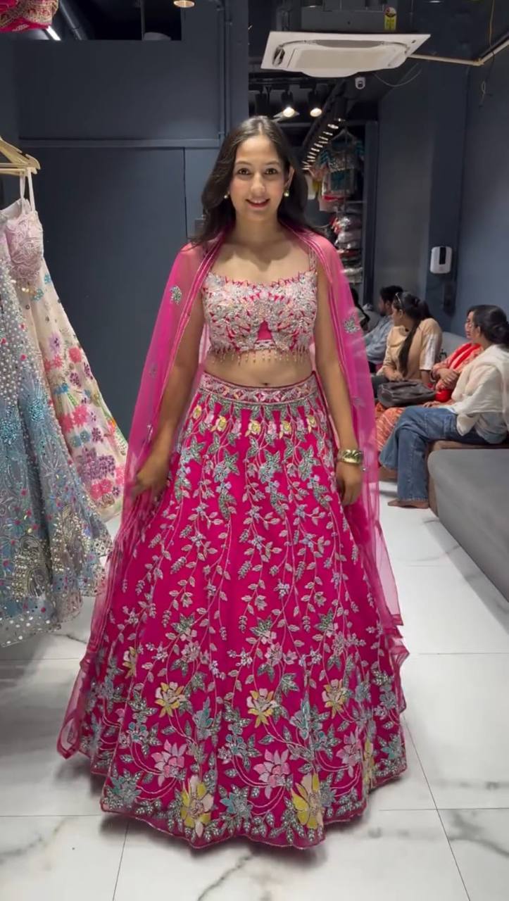 Einführung eines 4 Meter ausgestellten Lehenga mit Paillettenstickerei und Cut-Work