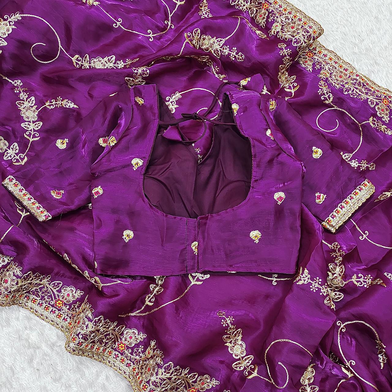 Présentez une nouvelle collection exclusive de saris floraux faits à la main