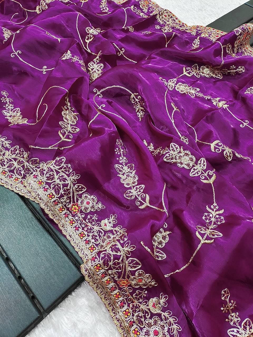 Présentez une nouvelle collection exclusive de saris floraux faits à la main