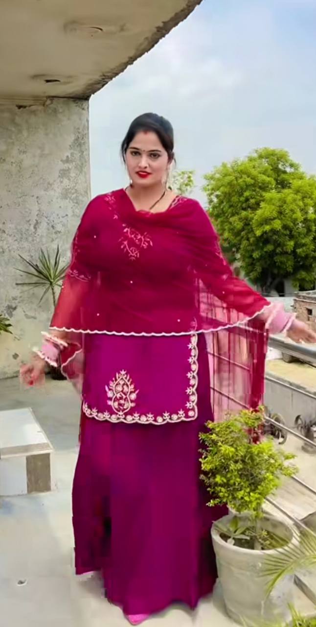 COSTUME DE TRAVAIL EN SOIE VICHITRA LOURDE À SÉQUENCES DE BRODERIE