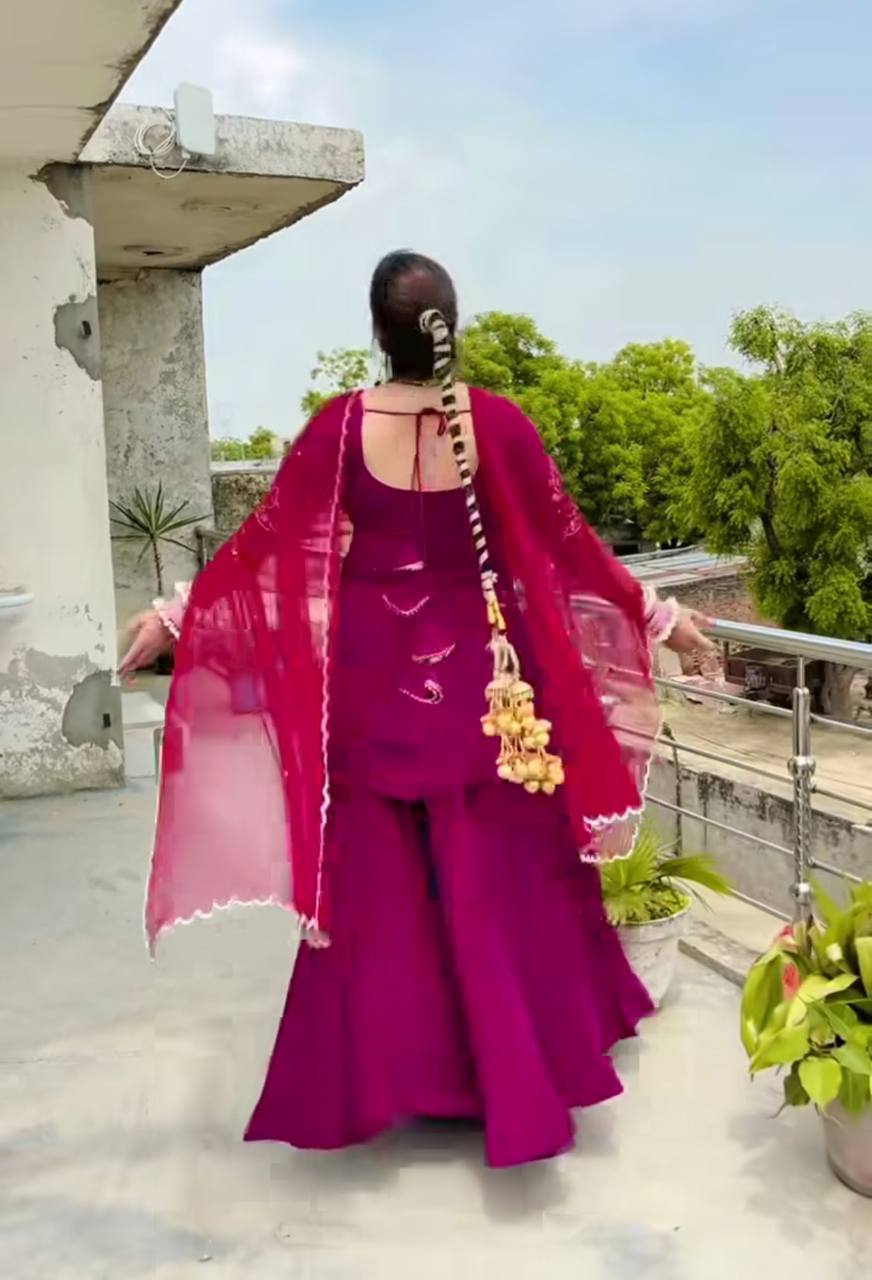 COSTUME DE TRAVAIL EN SOIE VICHITRA LOURDE À SÉQUENCES DE BRODERIE