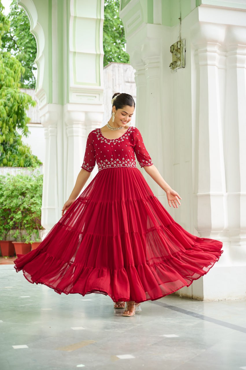 Kleid aus Georgette-Imitat mit üppiger Paillettenstickerei