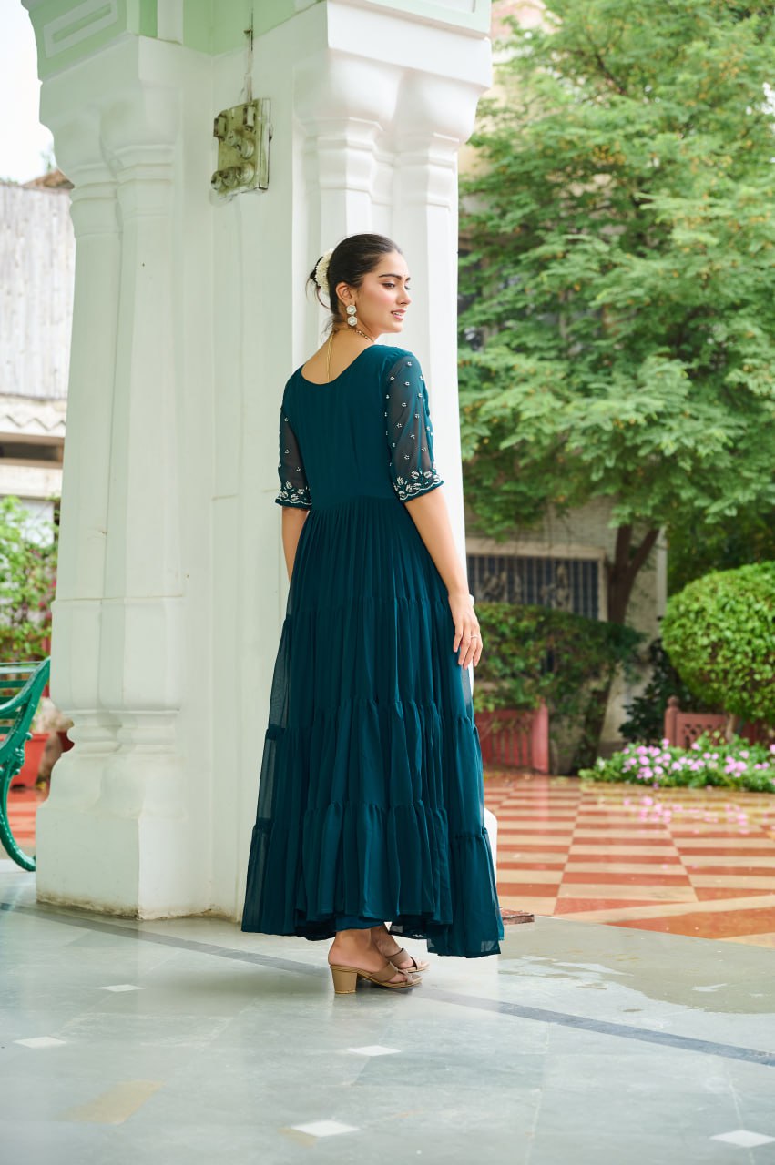 Kleid aus Georgette-Imitat mit üppiger Paillettenstickerei
