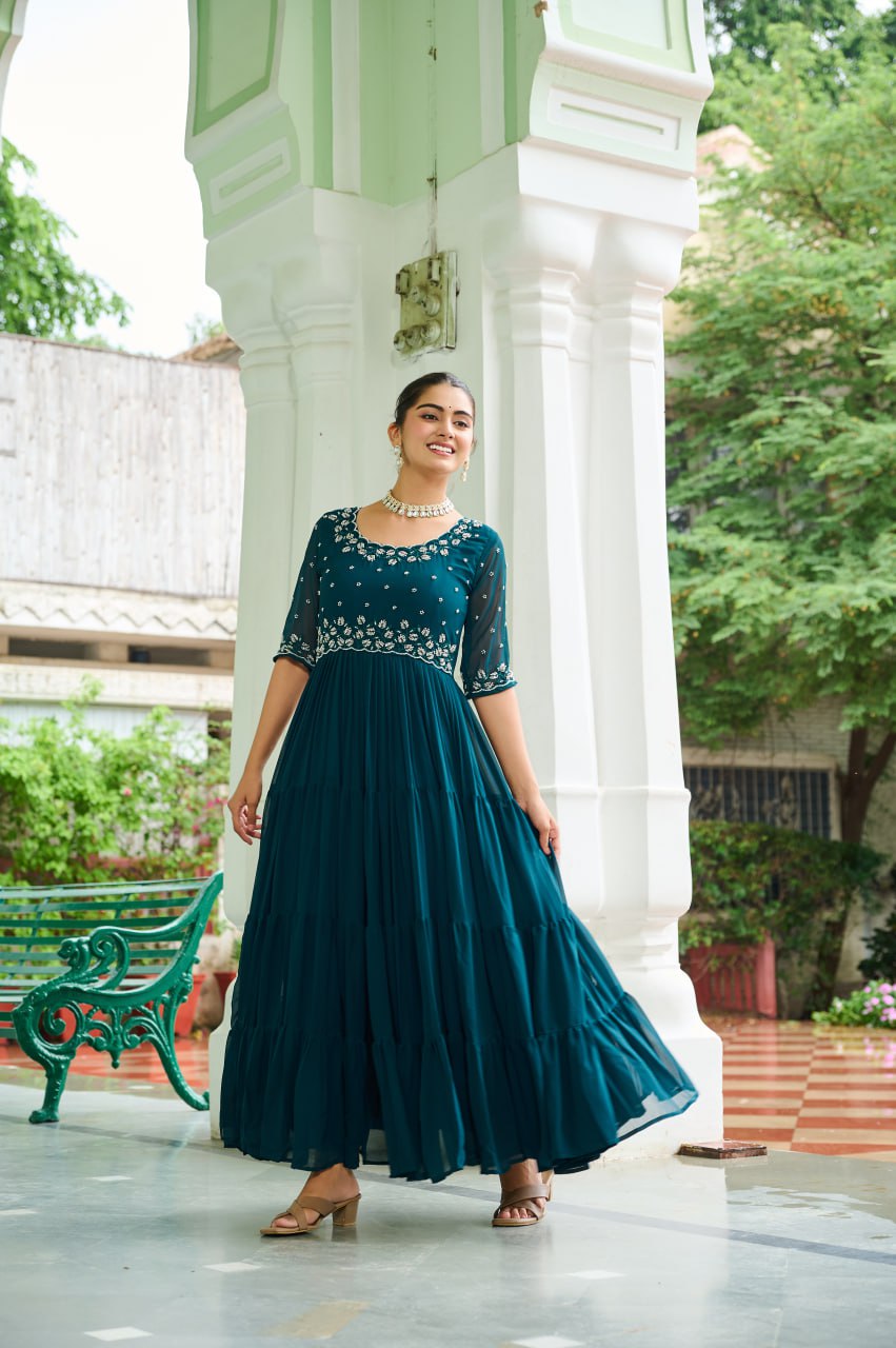 Kleid aus Georgette-Imitat mit üppiger Paillettenstickerei