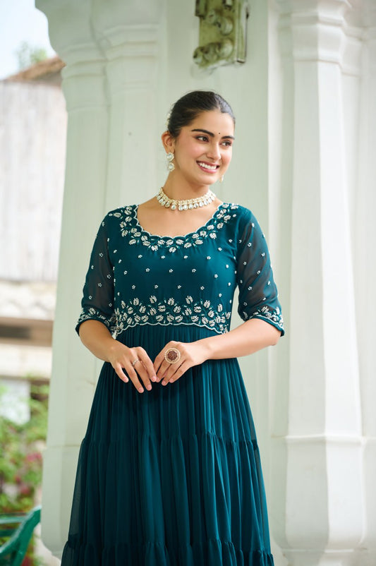 Kleid aus Georgette-Imitat mit üppiger Paillettenstickerei
