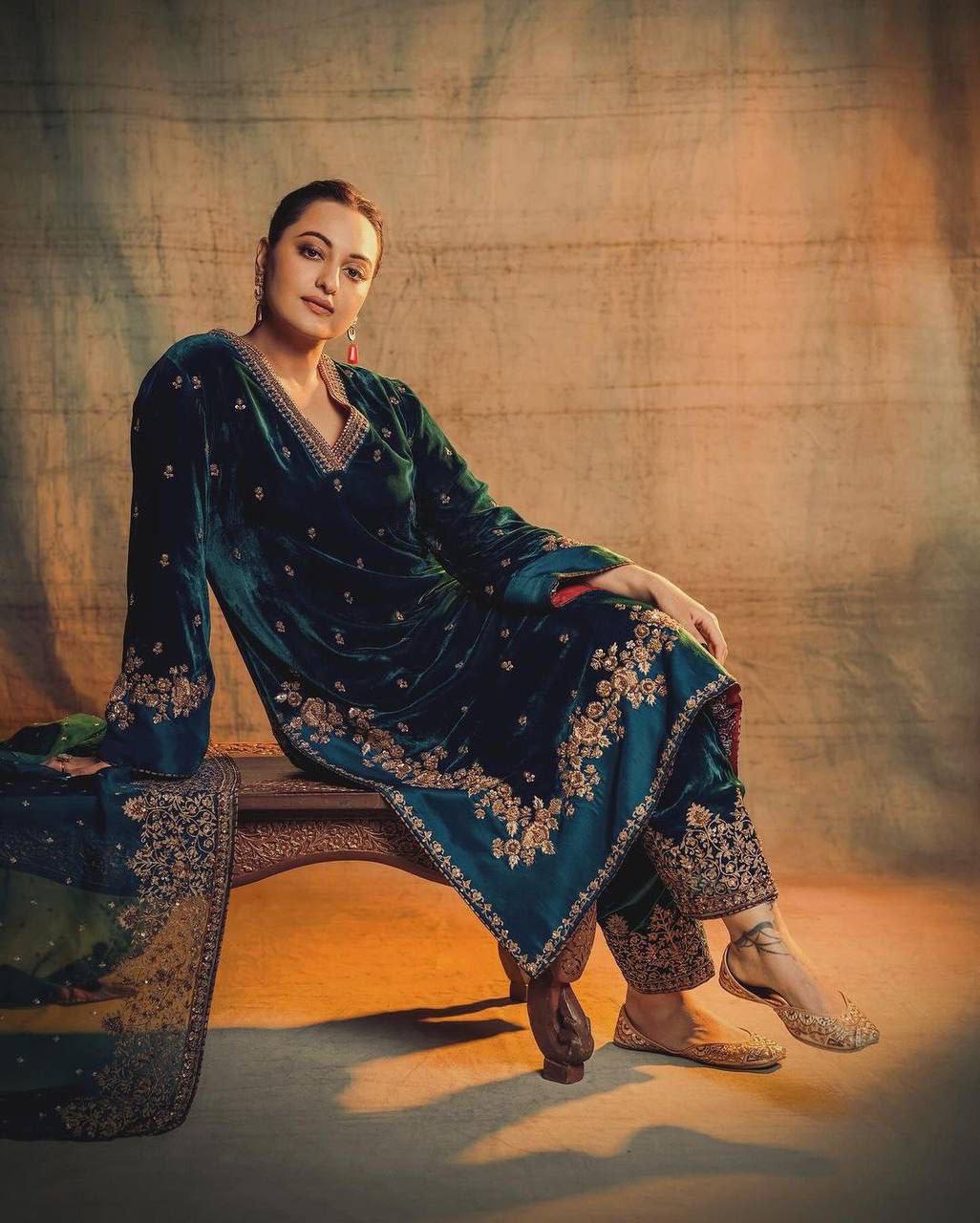 SONAKSHI 9000 VELVET SUIT SET