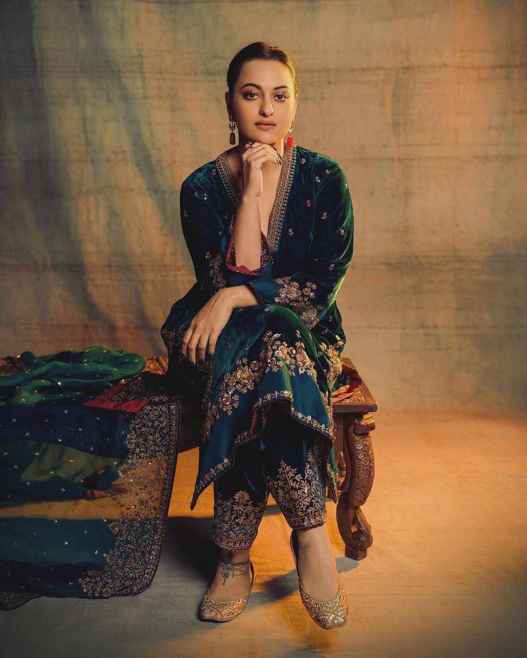 SONAKSHI 9000 VELVET SUIT SET