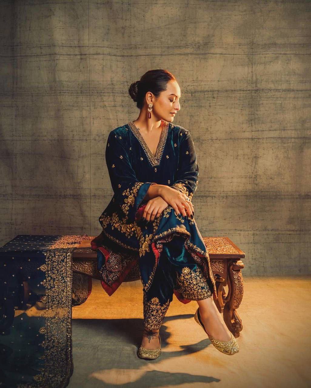 SONAKSHI 9000 VELVET SUIT SET