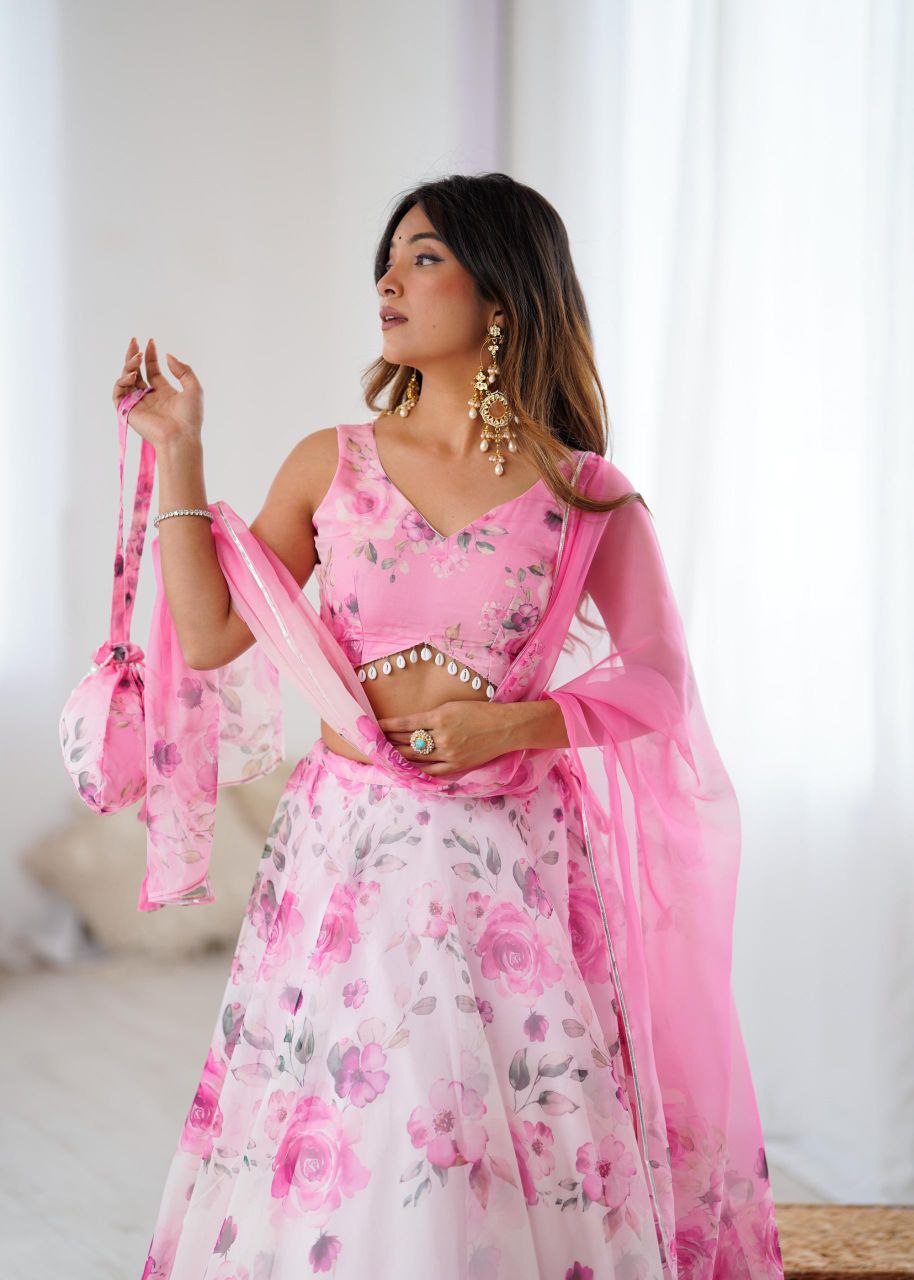 Sehen Sie umwerfend aus in diesem wunderschönen cremefarbenen Lehenga-Set