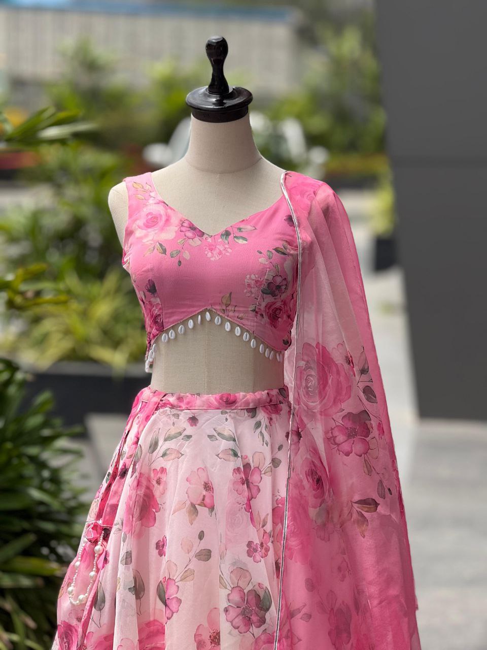 Sehen Sie umwerfend aus in diesem wunderschönen cremefarbenen Lehenga-Set