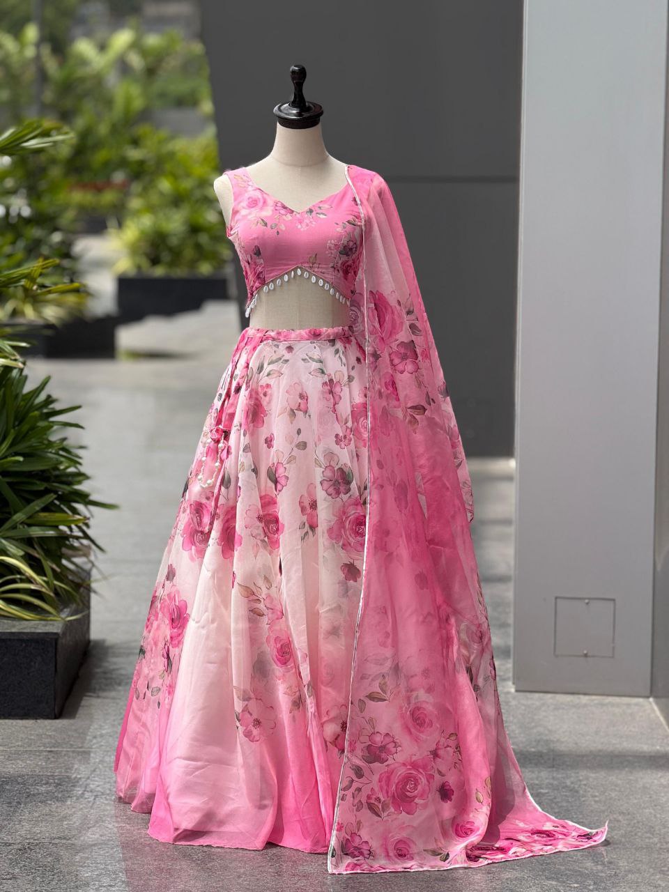 Sehen Sie umwerfend aus in diesem wunderschönen cremefarbenen Lehenga-Set