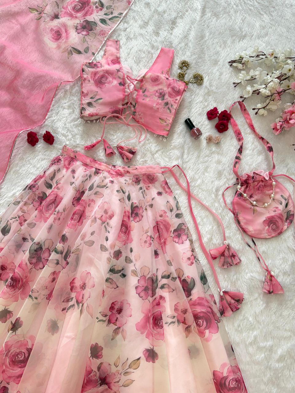 Sehen Sie umwerfend aus in diesem wunderschönen cremefarbenen Lehenga-Set