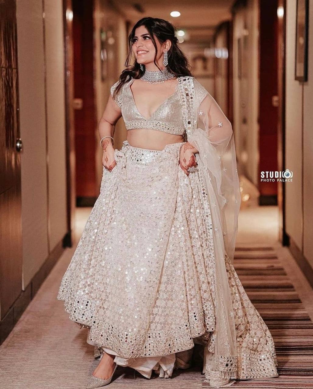 Soyez magnifique dans ce magnifique ensemble lehenga blanc cassé