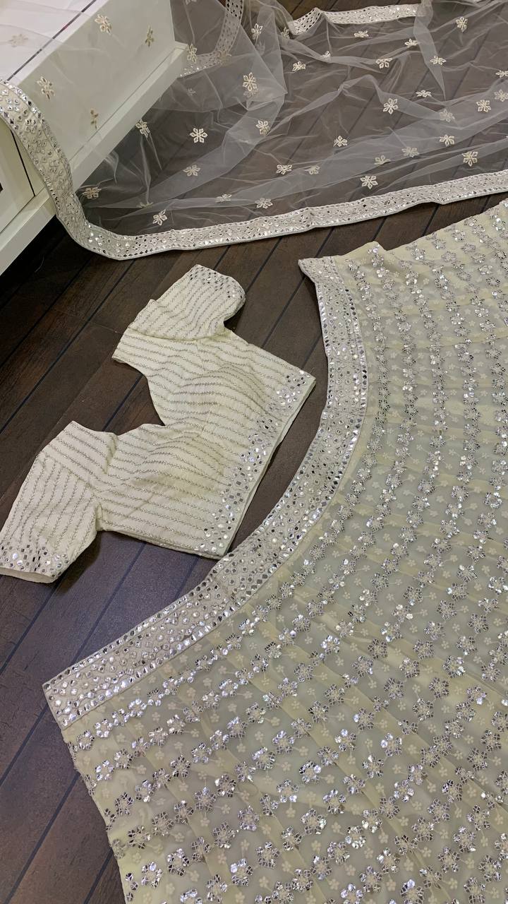 Soyez magnifique dans ce magnifique ensemble lehenga blanc cassé