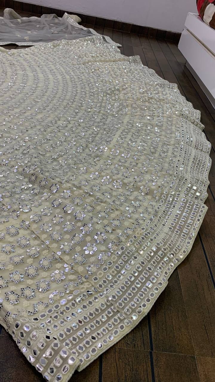 Soyez magnifique dans ce magnifique ensemble lehenga blanc cassé