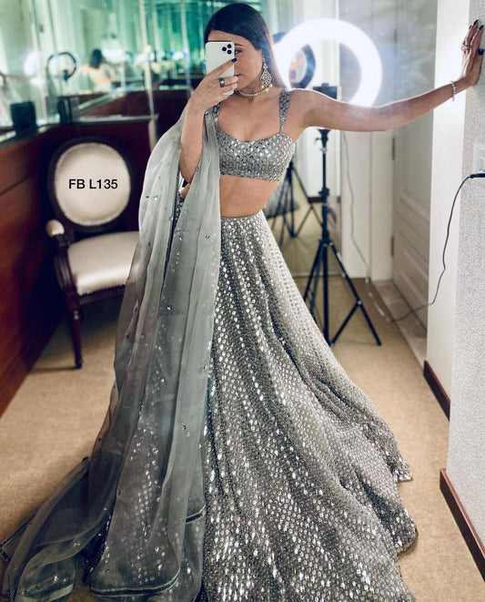 Sehen Sie umwerfend aus in diesem wunderschönen cremefarbenen Lehenga-Set