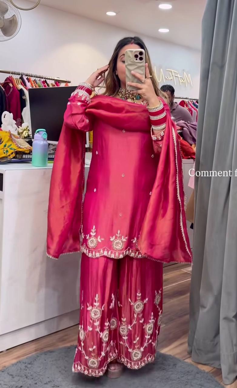 Kleid aus Georgette-Imitat mit üppiger Paillettenstickerei
