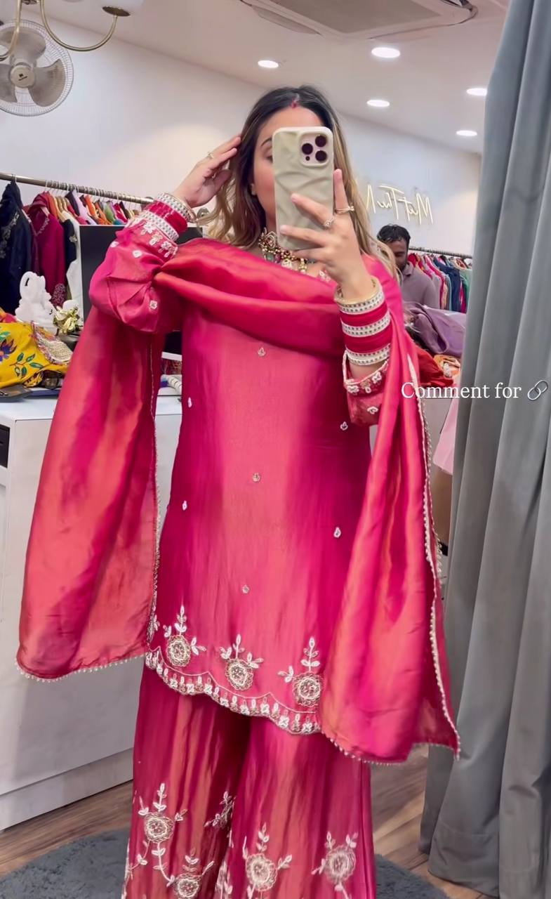 Kleid aus Georgette-Imitat mit üppiger Paillettenstickerei