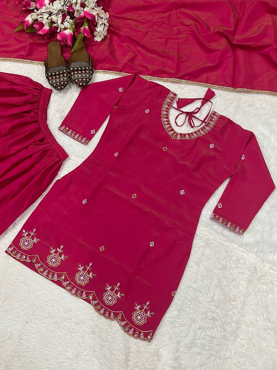 Kleid aus Georgette-Imitat mit üppiger Paillettenstickerei