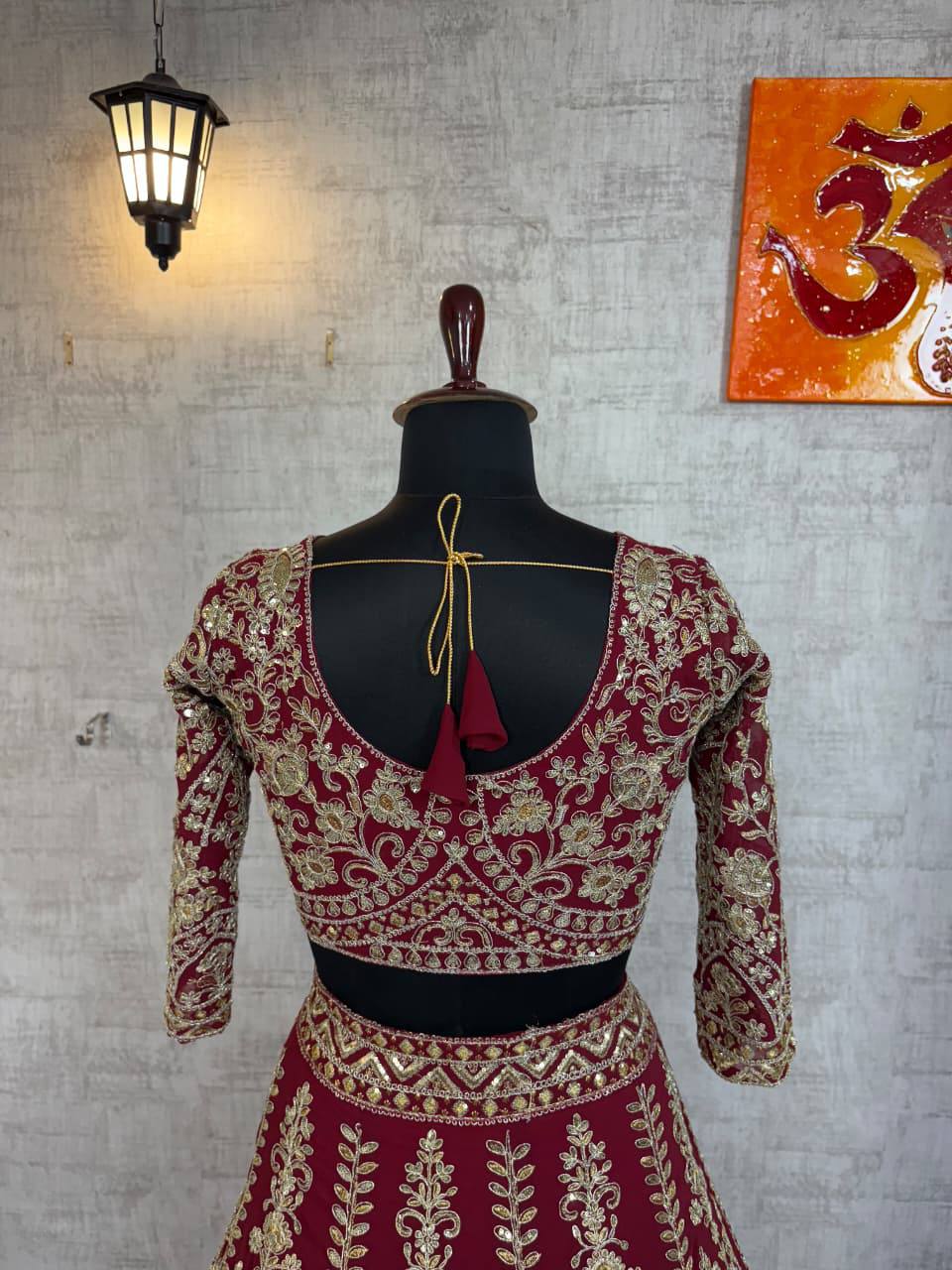 Sehen Sie umwerfend aus in diesem wunderschönen cremefarbenen Lehenga-Set