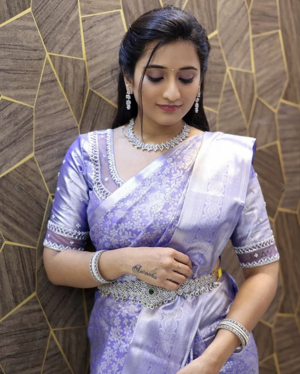 Présentez une nouvelle collection exclusive de saris floraux faits à la main