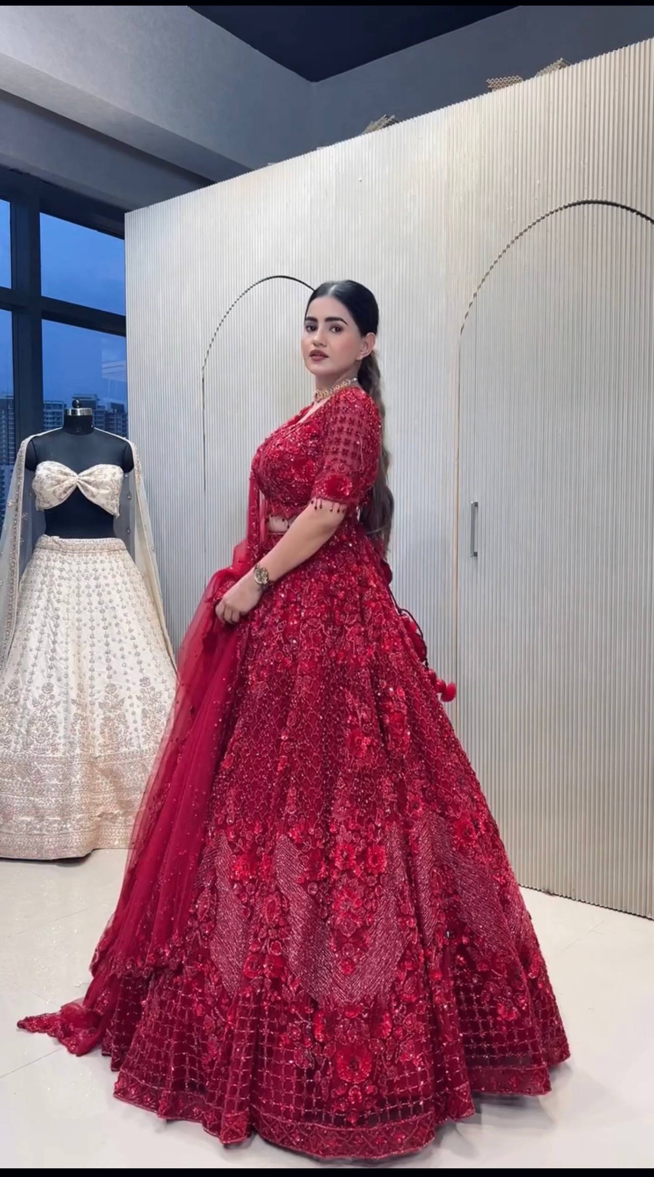 Sehen Sie umwerfend aus in diesem wunderschönen cremefarbenen Lehenga-Set