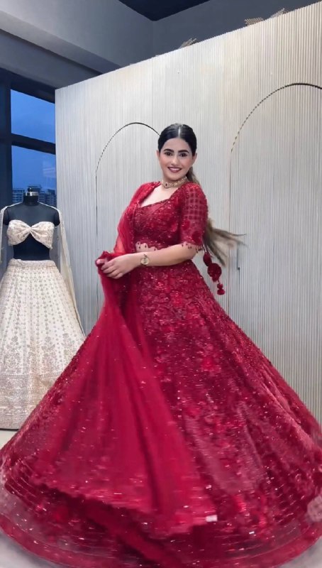 Sehen Sie umwerfend aus in diesem wunderschönen cremefarbenen Lehenga-Set