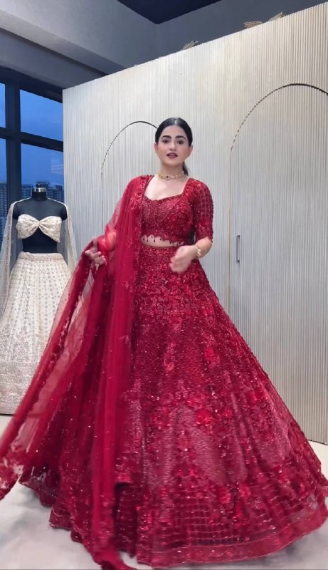 Sehen Sie umwerfend aus in diesem wunderschönen cremefarbenen Lehenga-Set