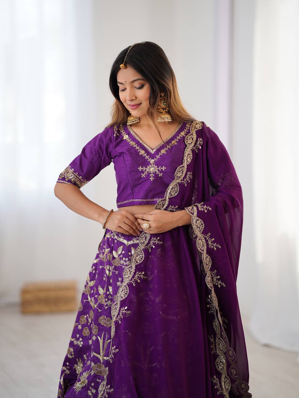 Célébrez le charme de la culture indienne avec ce magnifique ensemble lehenga