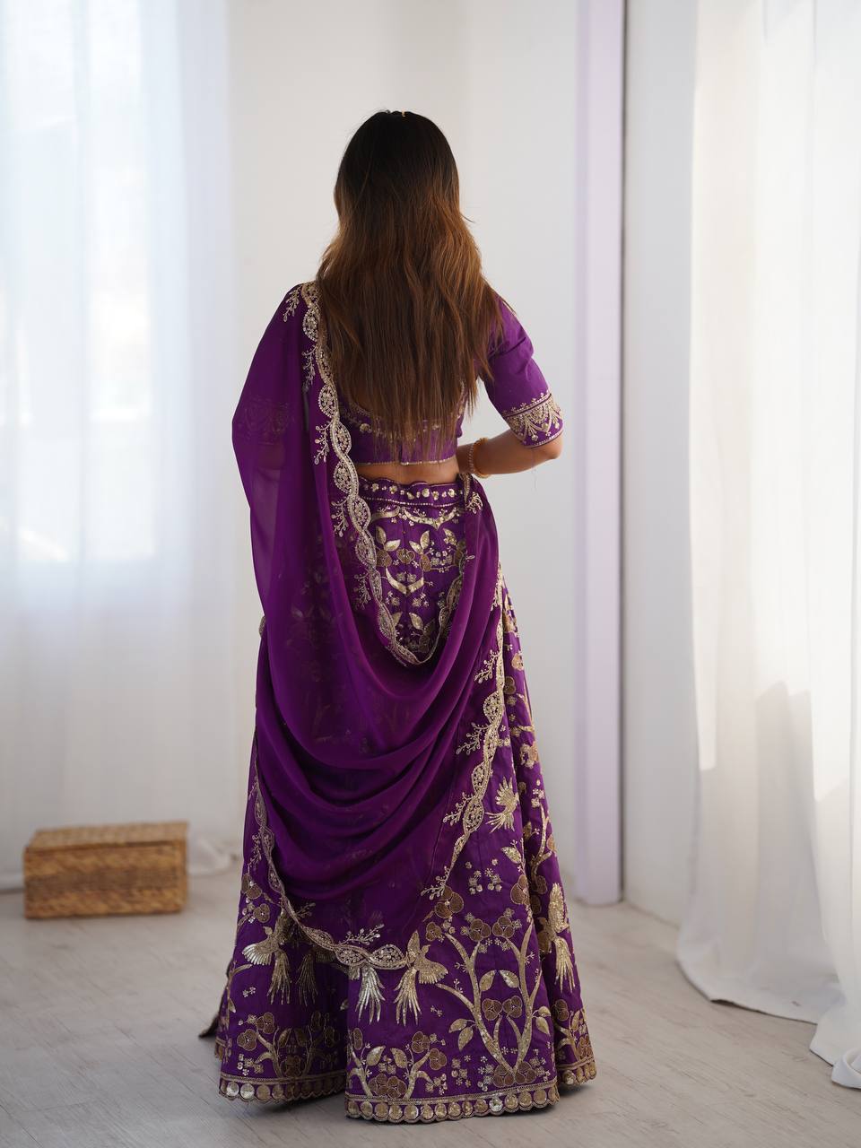 Célébrez le charme de la culture indienne avec ce magnifique ensemble lehenga