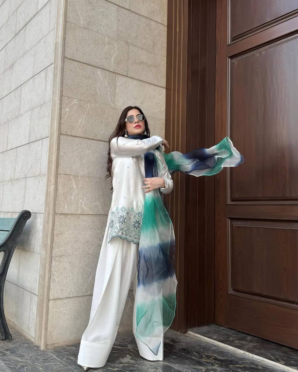 Arbeitsanzug aus schwerer Vichitra-Seide mit Stickereien