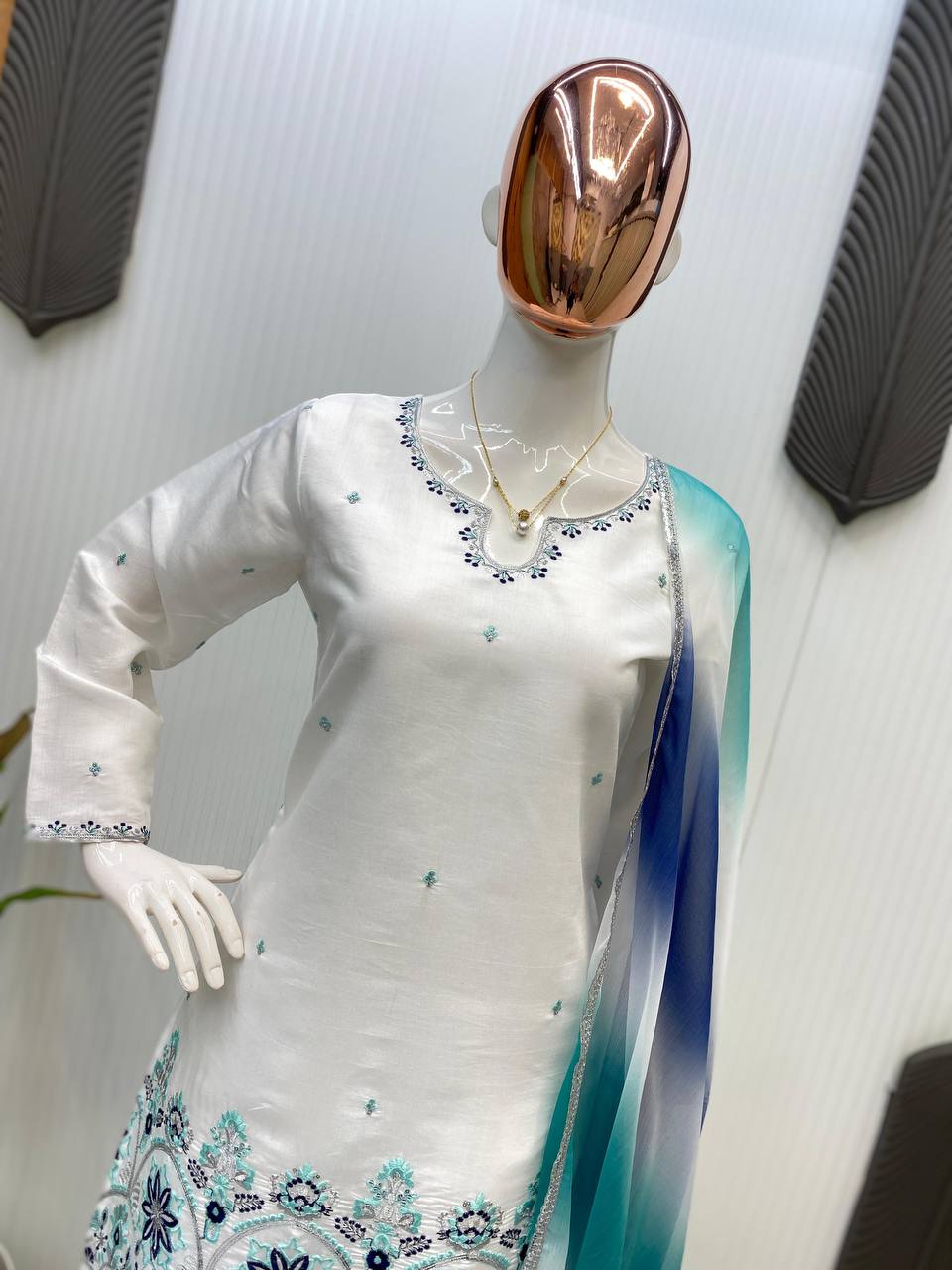 Arbeitsanzug aus schwerer Vichitra-Seide mit Stickereien