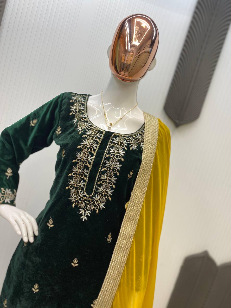 Robe de travail brodée en georgette fleurie artificielle avec de riches paillettes