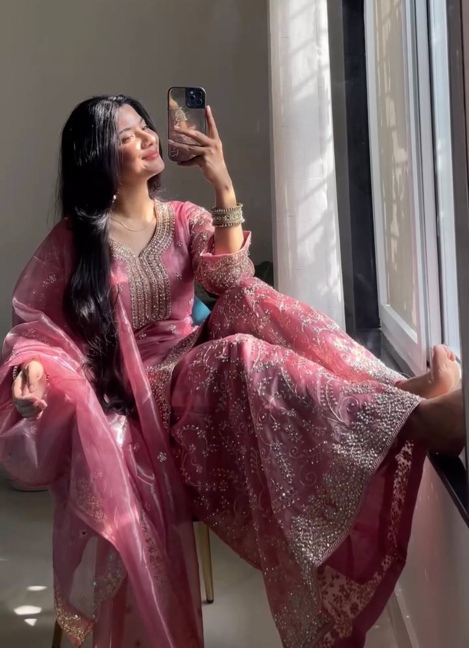 Robe de travail brodée en georgette fleurie artificielle avec de riches paillettes