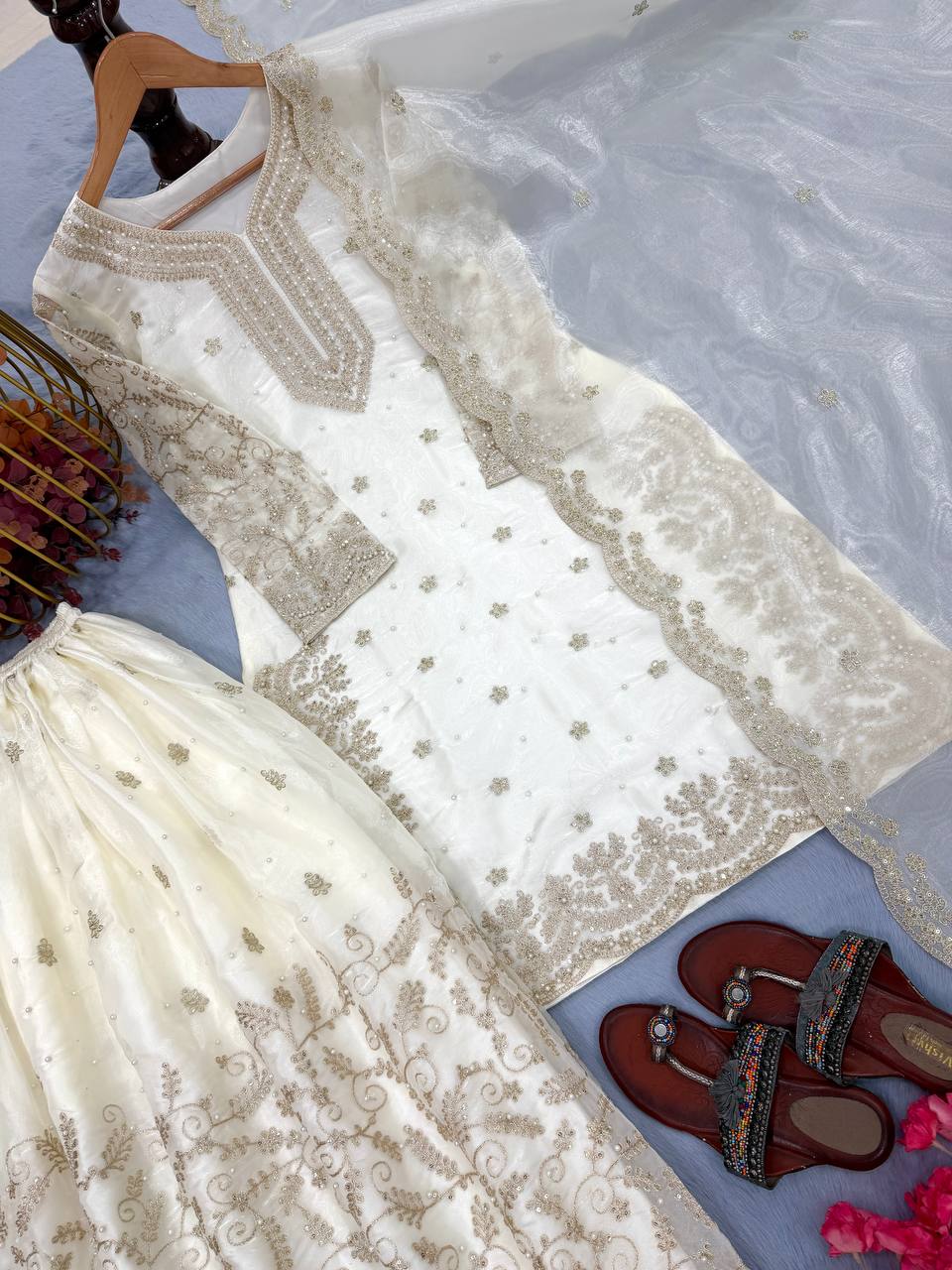 Robe de travail brodée en georgette fleurie artificielle avec de riches paillettes