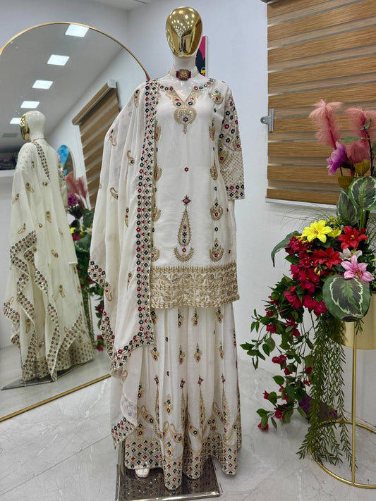 Kleid aus Georgette-Imitat mit üppiger Paillettenstickerei