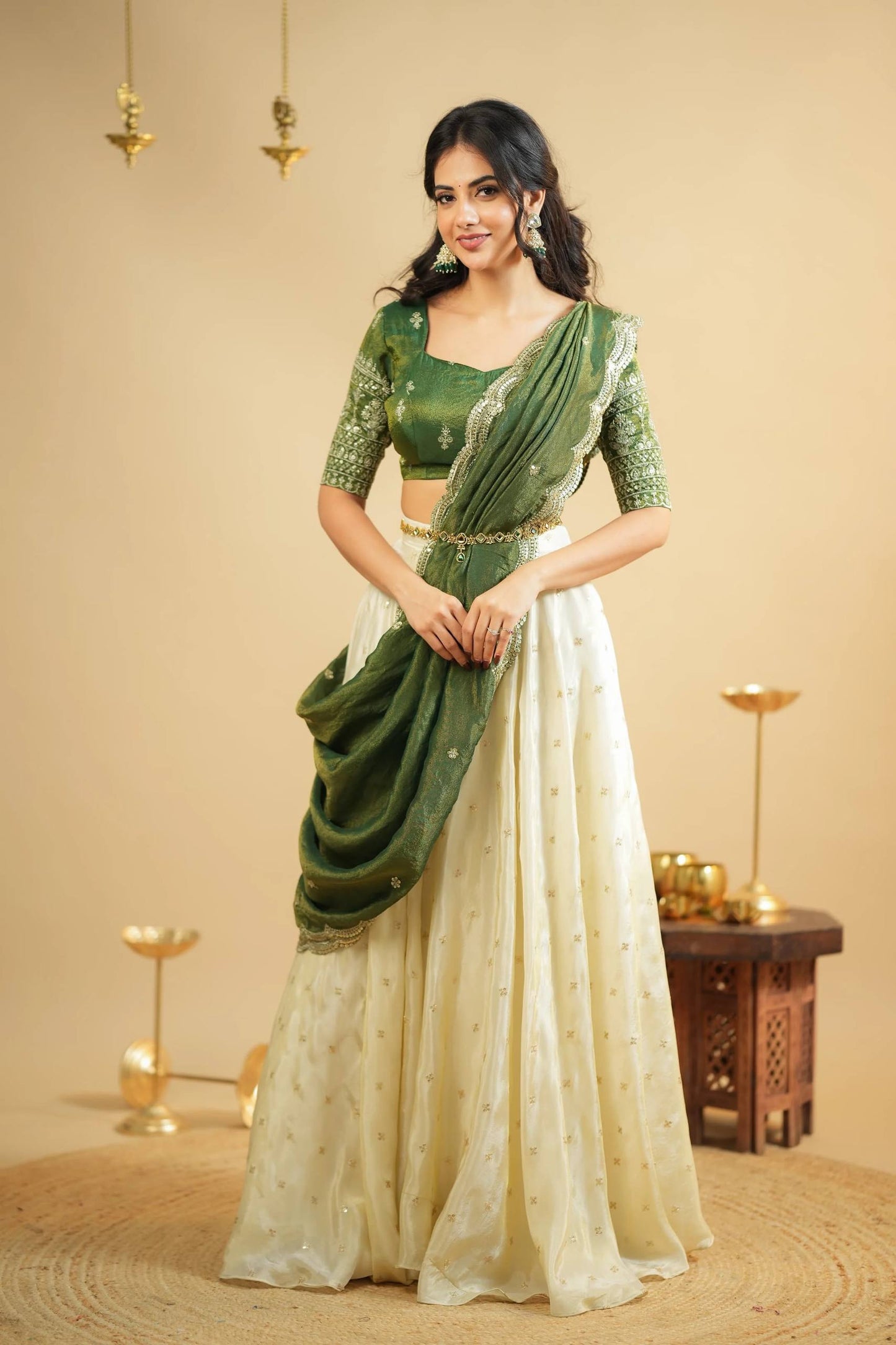Sehen Sie umwerfend aus in diesem wunderschönen cremefarbenen Lehenga-Set