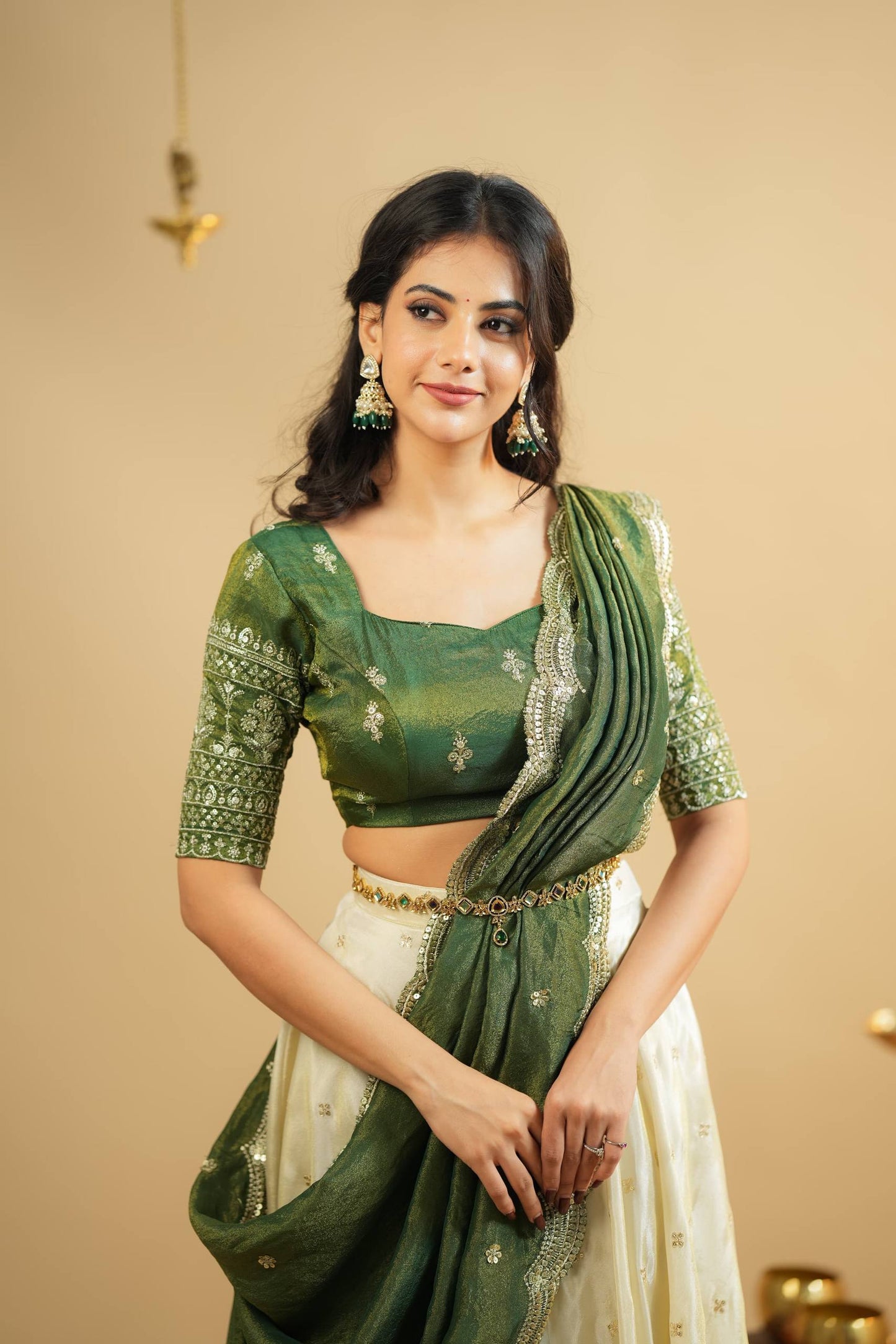 Sehen Sie umwerfend aus in diesem wunderschönen cremefarbenen Lehenga-Set