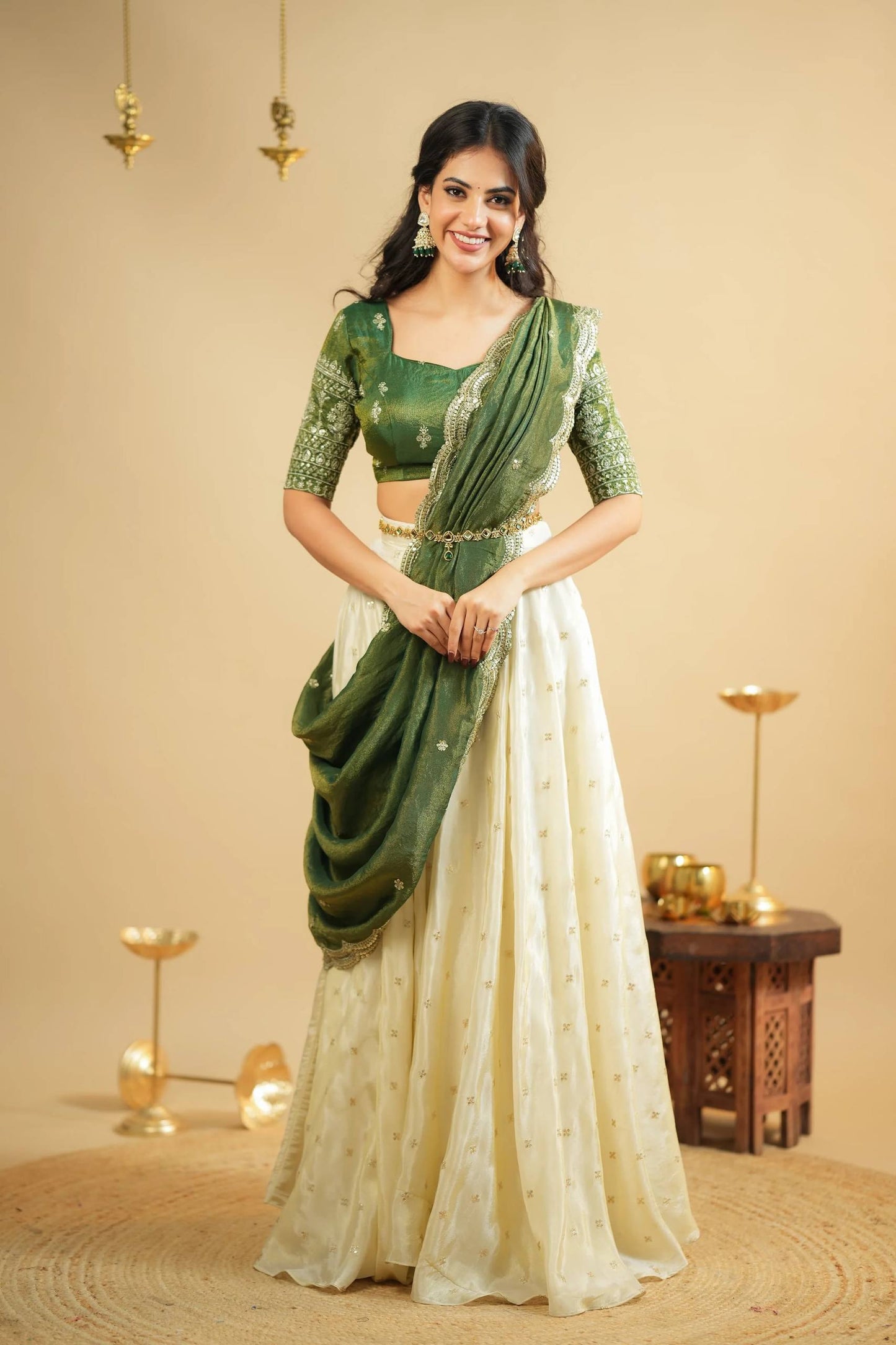 Sehen Sie umwerfend aus in diesem wunderschönen cremefarbenen Lehenga-Set