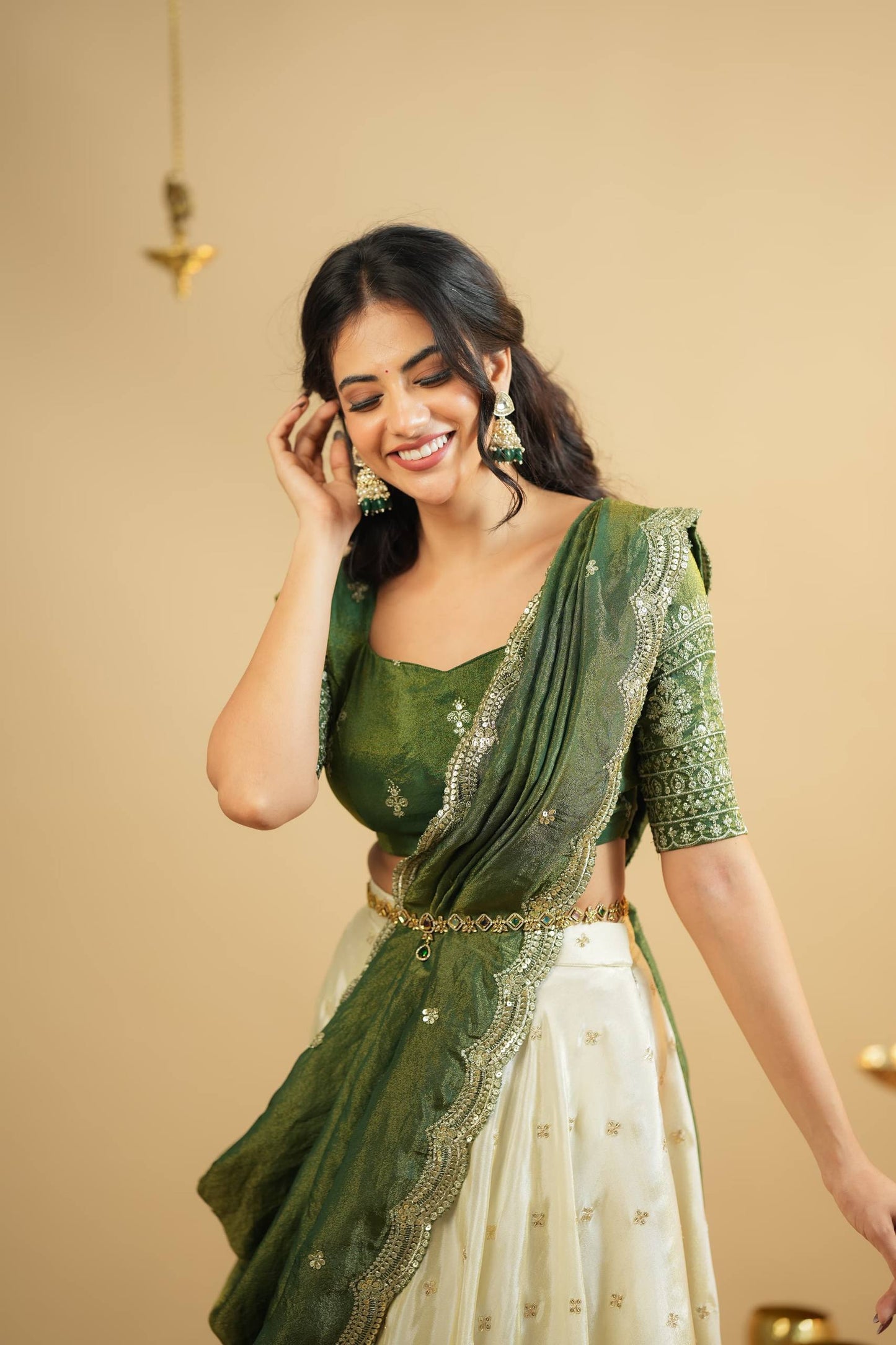 Sehen Sie umwerfend aus in diesem wunderschönen cremefarbenen Lehenga-Set